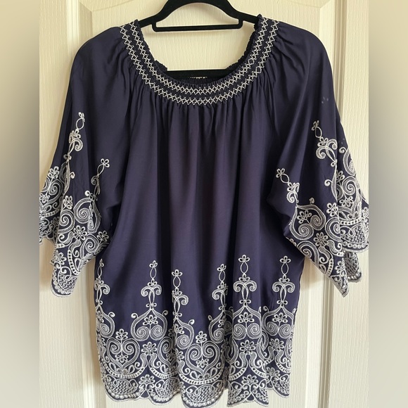 🌷⭐️Host Pick⭐️Papillon Navy Blue Blouse with White Embroidery - Picture 4 of 8